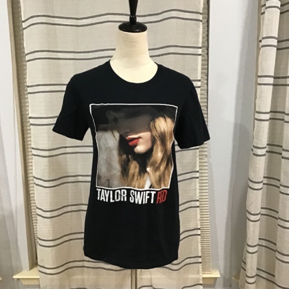 Gildan Women Size SM Cotton Taylor Swift Red Tour 2013 T-Shirt Short Sleeve Blac - Picture 6 of 6